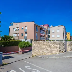 Apartment Dora Near Sea And Center With Private Garage, Poreč